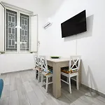 Διαμέρισμα Vico Mastellone 16 *